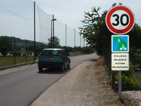 Signalisation au début de la voie verte reliant Plombières-les-Dijon au lac Kir via les jardins